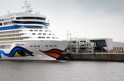 AIDAbella macht erstmals am neuen Hamburger Cruise Terminal fest