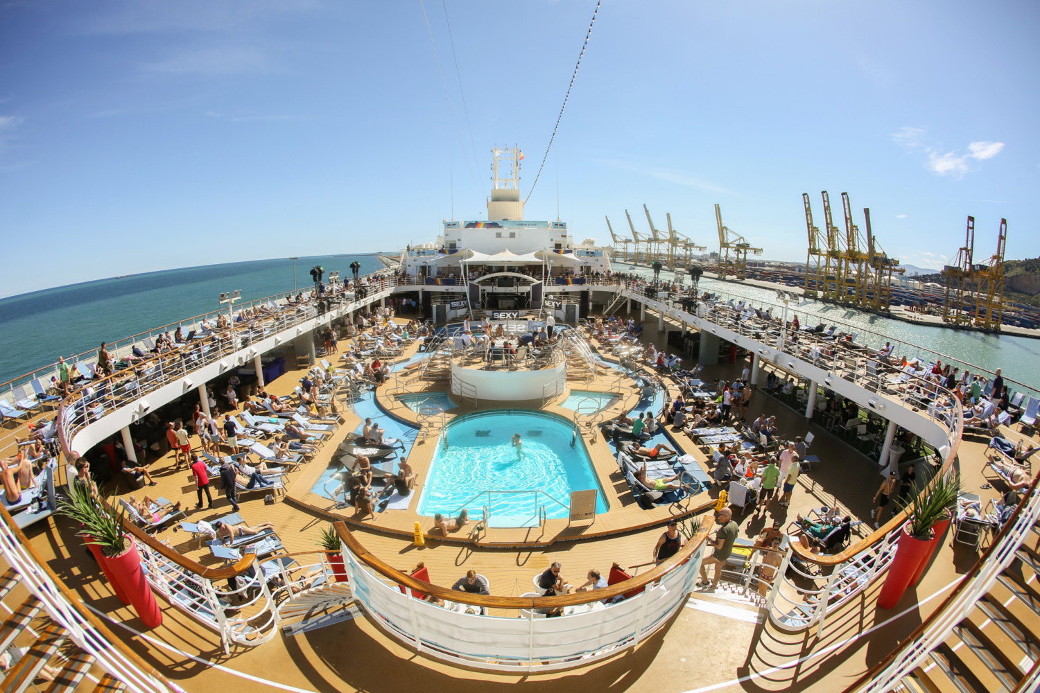 Das Pooldeck Der Mein Schiff 2 Bei Der Rainbow Cruise