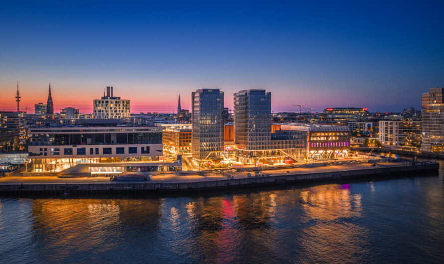 Die MSC Poesia läuft zum ersten Mal das Cruise Center HafenCity in Hamburg an